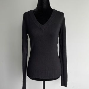 Aritzia Talula Babaton Low Vneck sweater. Size XS